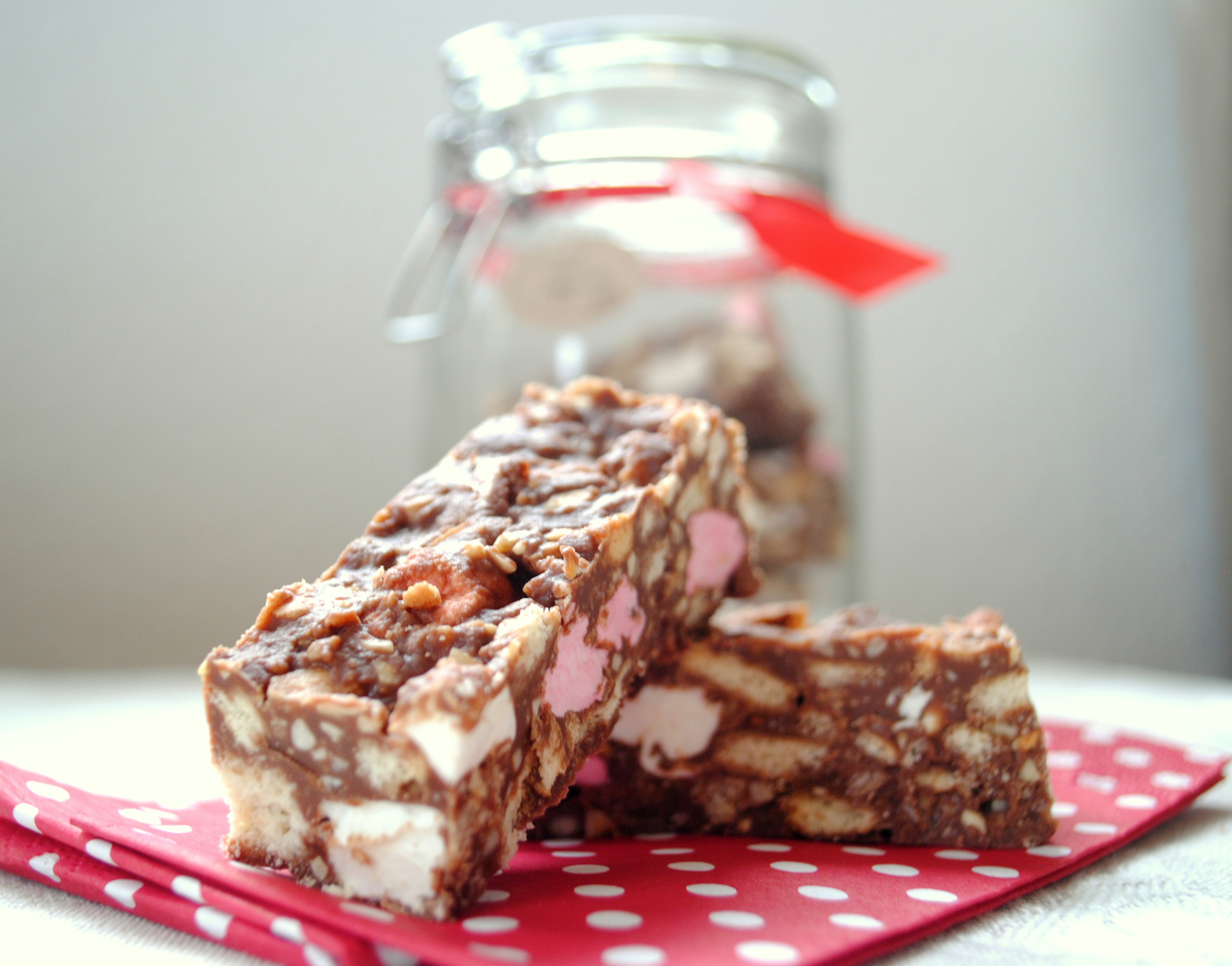 Crispy Choco Fridge Cake with Marshmallows & Nuts TassenkuchenBlog